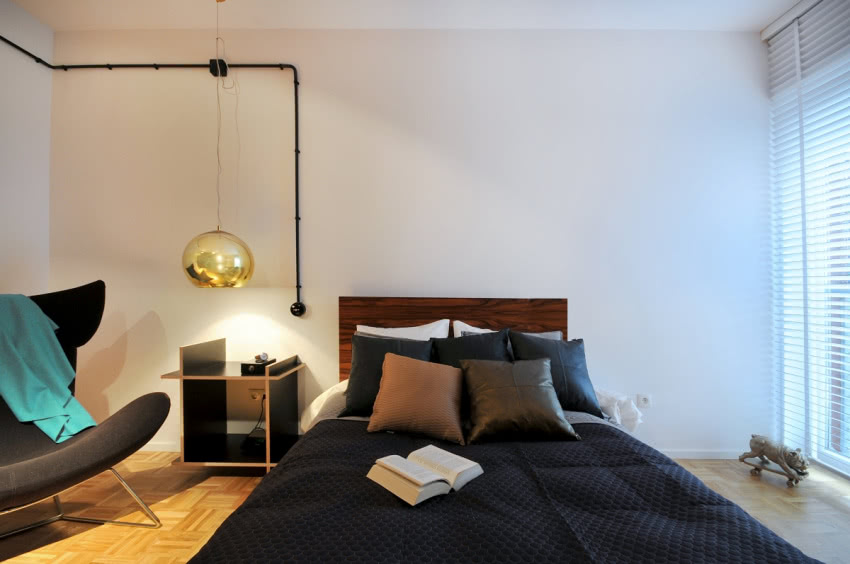 Obok czerni biała baza z dodatkiem turkusu i...