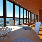 Sypialnia z podwieszanym bujanym fotelem otwarta...