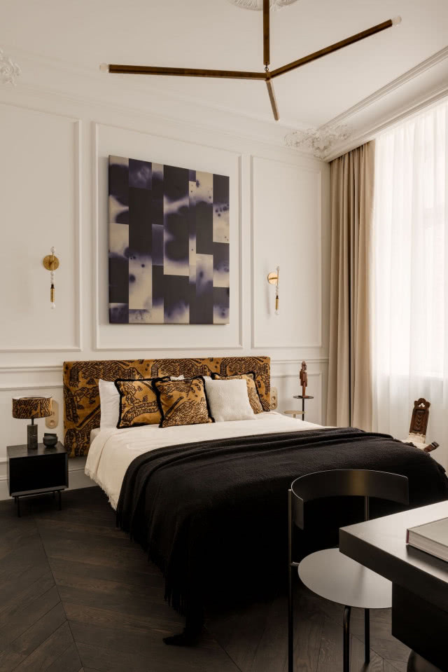 Obraz nad łóżkiem w sypialni