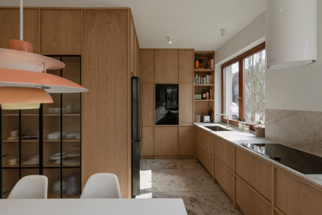 drewniana kuchnia w domu