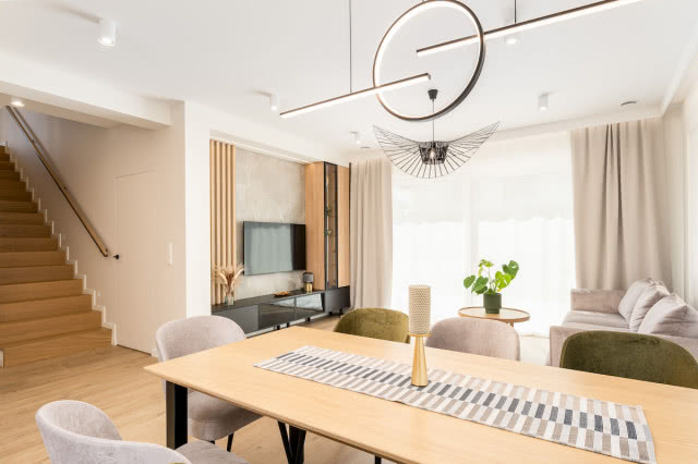 duży stół drewniany