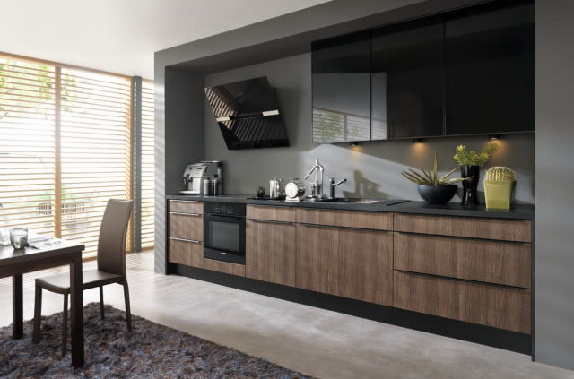 87th Smooth Street, górne szafki z frontami z czarnego szkła, dolne z MDF oklejony folią PVC w kolorze wenge, BRW