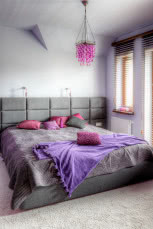 Szaro-różowa sypialnia