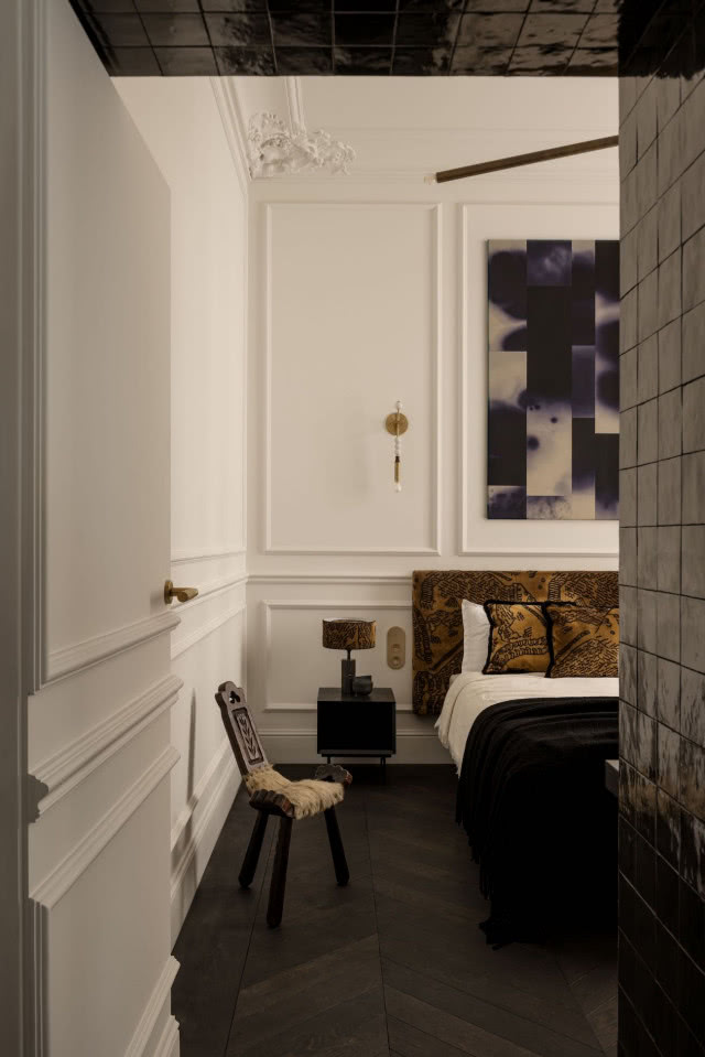 czarne płytki na ścianie