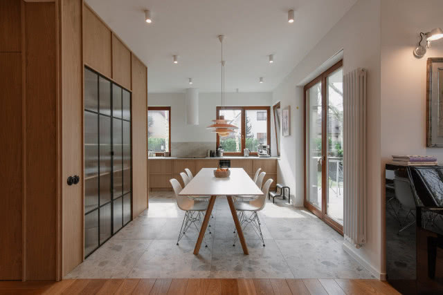 krzesła Vitra Eames w jadalni