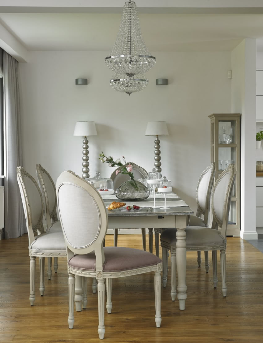 Siedziska krzeseł we wrzosowym kolorze były...