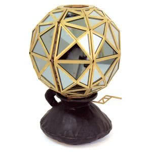 Świecznik osłonięty kulą, proj. Kiki van Eijk i...