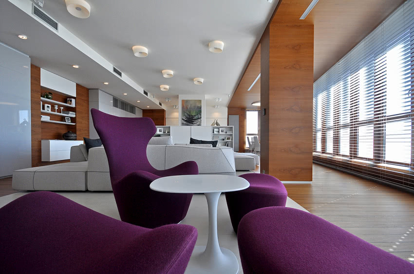 Fioletowy salonik w nowoczesnym apartamencie