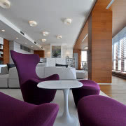 Sypialnia z podwieszanym bujanym fotelem otwarta...