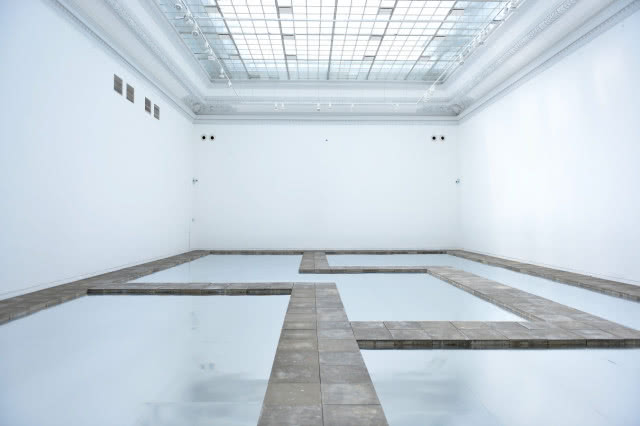 wystawa, wąskie ścieżki i woda Koji Kamoji