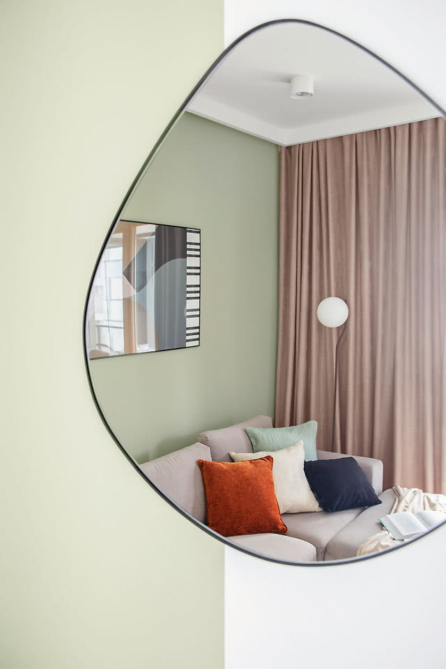 Odcień zgaszonej  zieleni oliwkowej konsekwentnie  pojawia się w przestrzeni całego mieszkania.