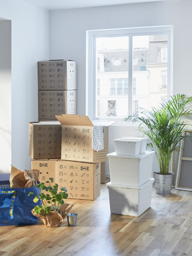 ustawione kartony, pudła i białe pojemniki