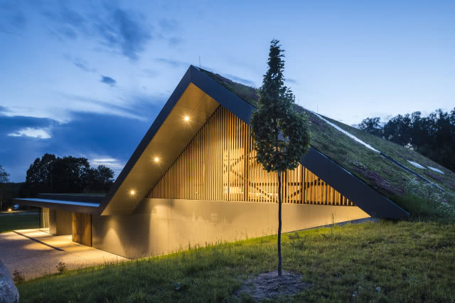 Podświetlony dach o zachodzie słońca.