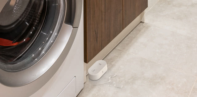 Czujnik zalania TP-Link Tapo T300 natychmiast wyśle powiadomienie na Twój telefon po wykryciu wycieku wody. To dyskretne rozwiązanie, które pomoże uchronić kuchnię lub łazienkę przed kosztownymi szkodami.