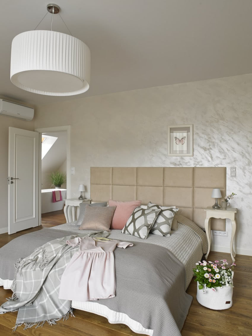 W sypialni żądzą rozbielone beże i szarości -...