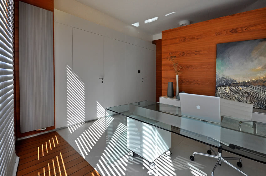 Szklane biurko w nowoczesnym, minimalistycznym...