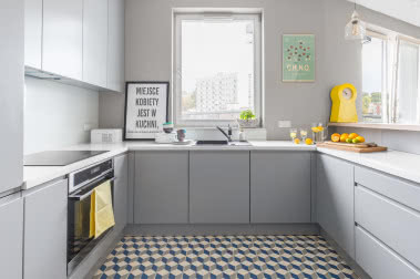 Jak zaaranżować kuchnię w bloku? Poznaj sposoby architektów!