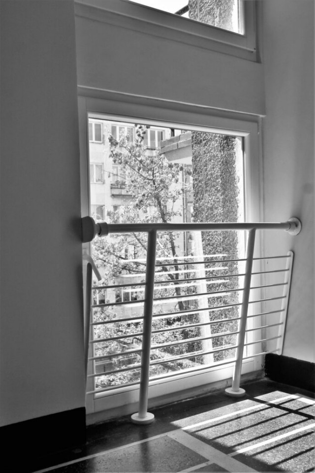 uchylona balustrada w oknie
