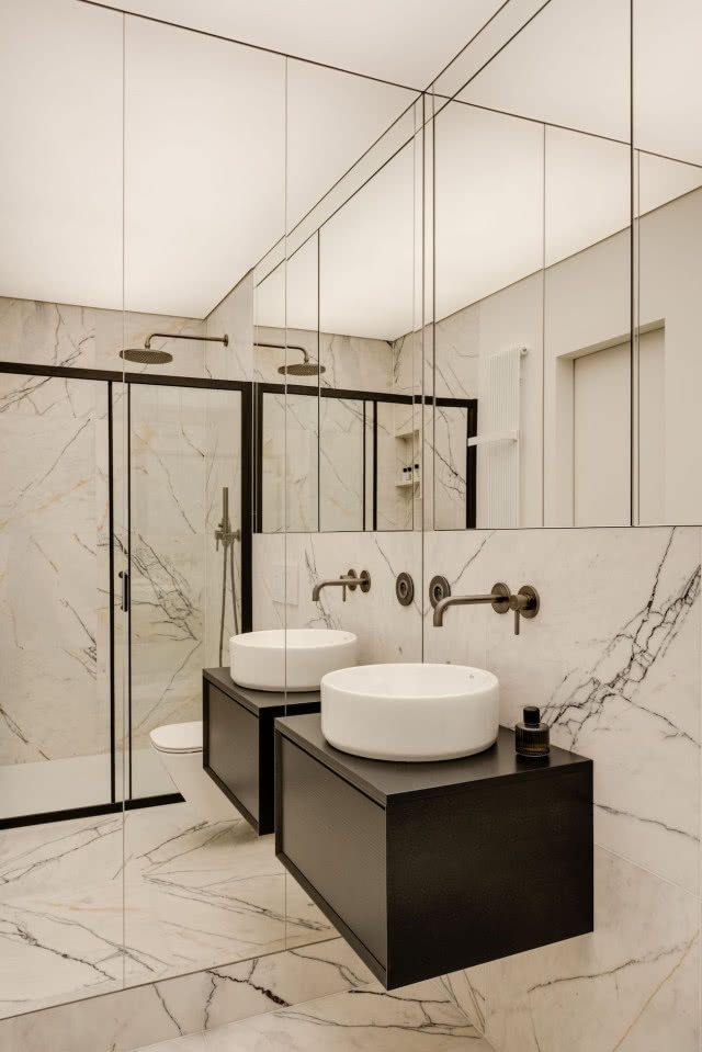 Łazienka w lustrzanym kubiku