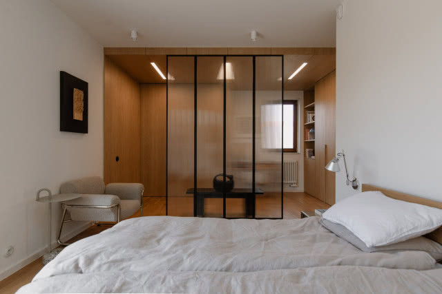 sypialnia z toaletką i szklaną ścianą