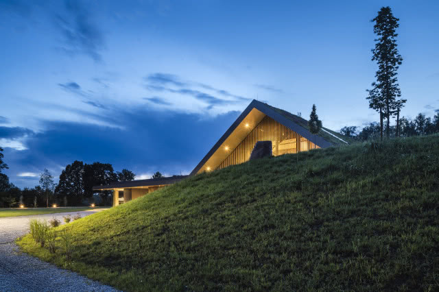 Wjazd na teren domu.