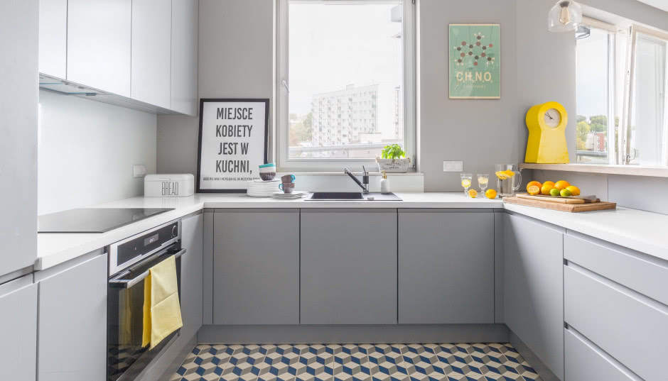 Jak zaaranżować kuchnię w bloku? Poznaj sposoby architektów!