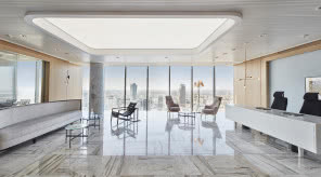 To nowoczesne miejsce mogłoby być biurem w serialu Suits! Zaglądamy do środka biurowca Q22