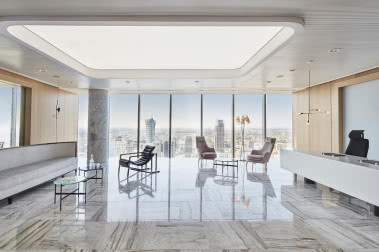 To nowoczesne miejsce mogłoby być biurem w serialu Suits! Zaglądamy do środka biurowca Q22