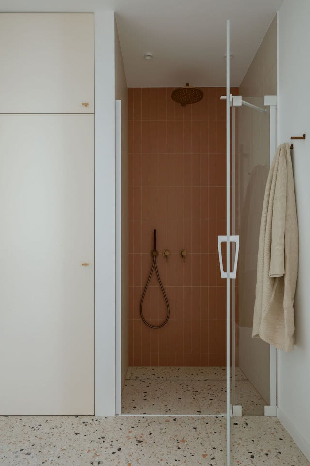 płytki wąskie ściana pod prysznicem