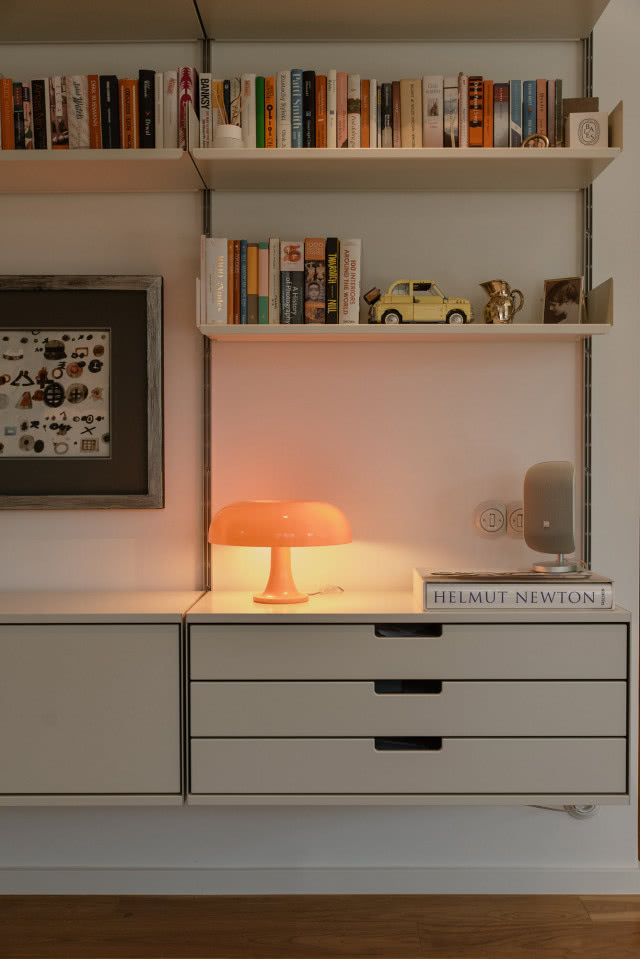 Lekka zabudowa w salonie