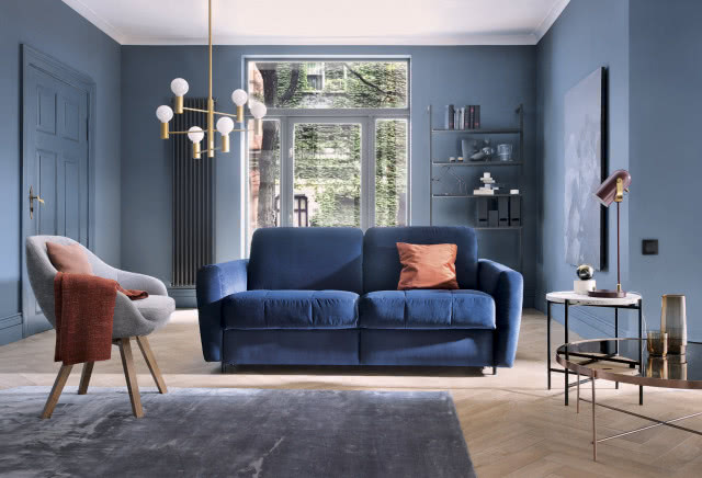 Granatowa sofa z welwetu