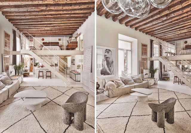 Wnętrze z sufitem z drewnianymi belkami