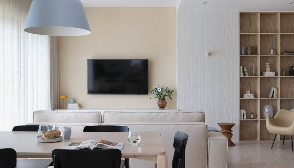 Jednopiętrowy dom w Kampinosie. Dominuje w nim błękit i musztarda!