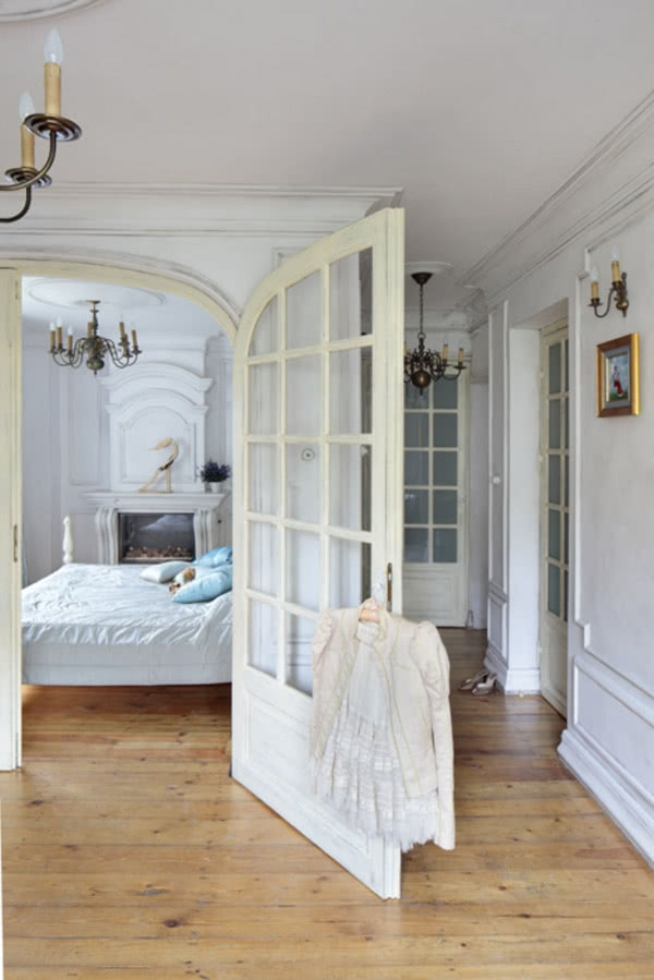 Piękne stylowe, przeszklone drzwi oddzielą salon...