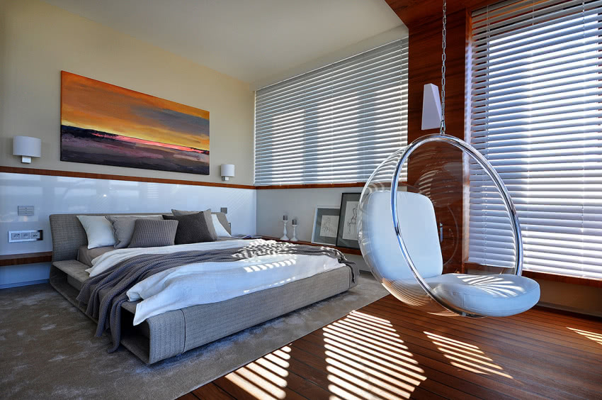 Sypialnia z podwieszanym bujanym fotelem otwarta...