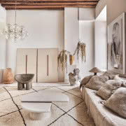 W sypialni niska przyścienna
szafka stała się...