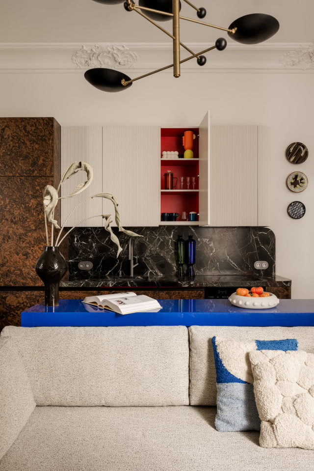 czerwone wnętrze szafki kuchennej