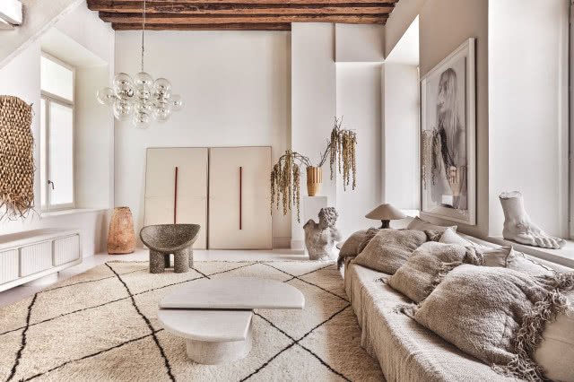 Wnętrze z sufitem z drewnianymi belkami