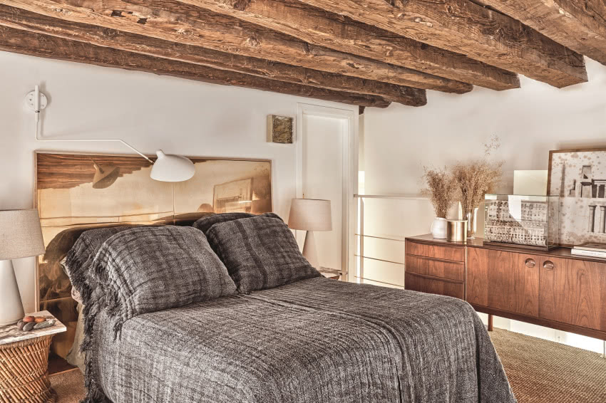 Znajdujący się nad łóżkiem
złoty ceramiczny...