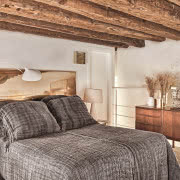 W sypialni niska przyścienna
szafka stała się...