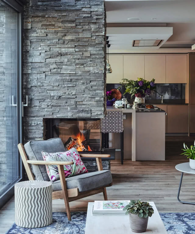 ceglany kominek w kolorze szarym