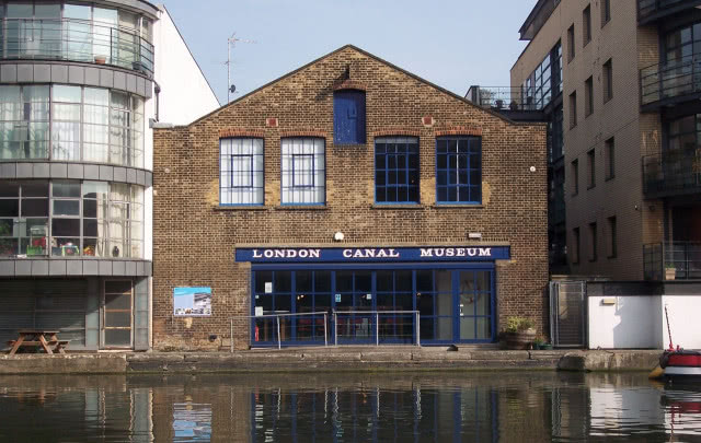 wejście główne z cegły