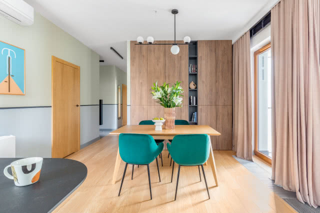 Stół Actros charakteryzuje się kubistyczną, zdecydowaną formą, która podkreśla strukturę i naturalne piękno drewna. Dobrano do niego eleganckie krzesła Konna, LePukka.