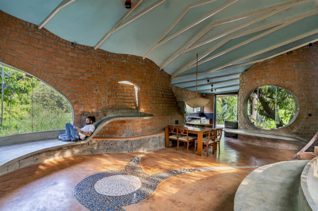 wnętrze, salon z niebieskim sufitem