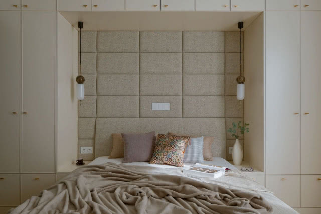pikowana ściana za łóżkiem w sypialni