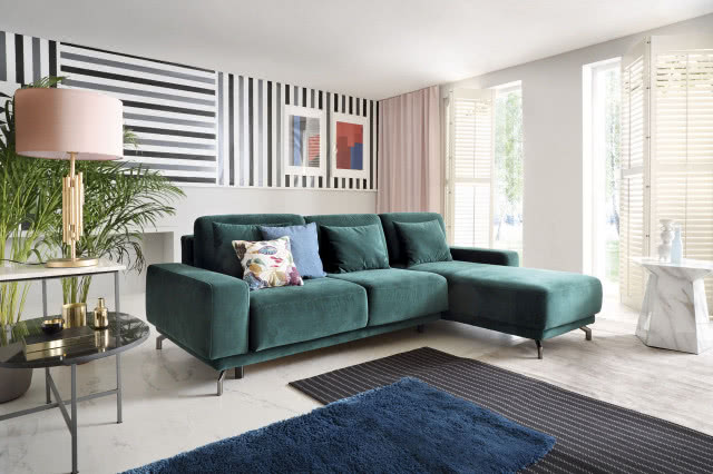 Zielona sofa z welwetu