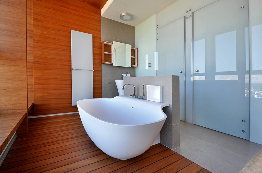 Obszerna,wolnostojąca wanna, z której można się...