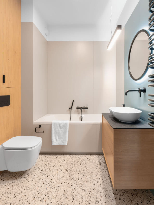 Wyposażenie łazienek pochodzi z firmy Greston. Zakupiono tam nie tylko płytki (Mirage, Piemme i Florim), baterie Kohlman, umywalki i miski ustępowe RAK Ceramics