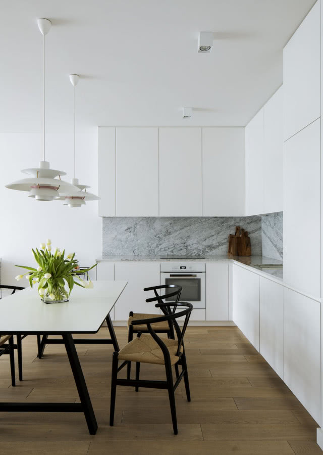 Biała, minimalistyczna kuchnia