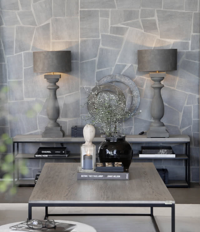 szare ściany z kamienia